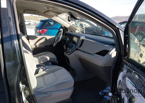 2019 Toyota Sienna Le 7 Passenger z USA, uszkodzony, nr VIN 5TDJZ3DC4KS212660